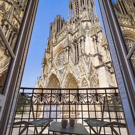Au Pied De La Cathedrale #vuemagique * Reims